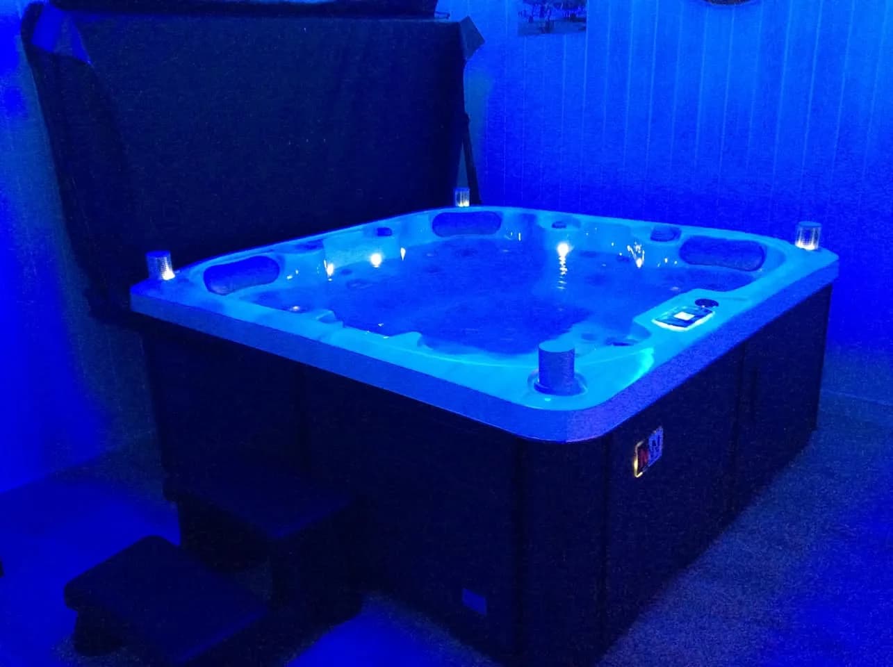 Installation d'un spa Sørrana à Orly, en intérieur, éclairage LED allumé
