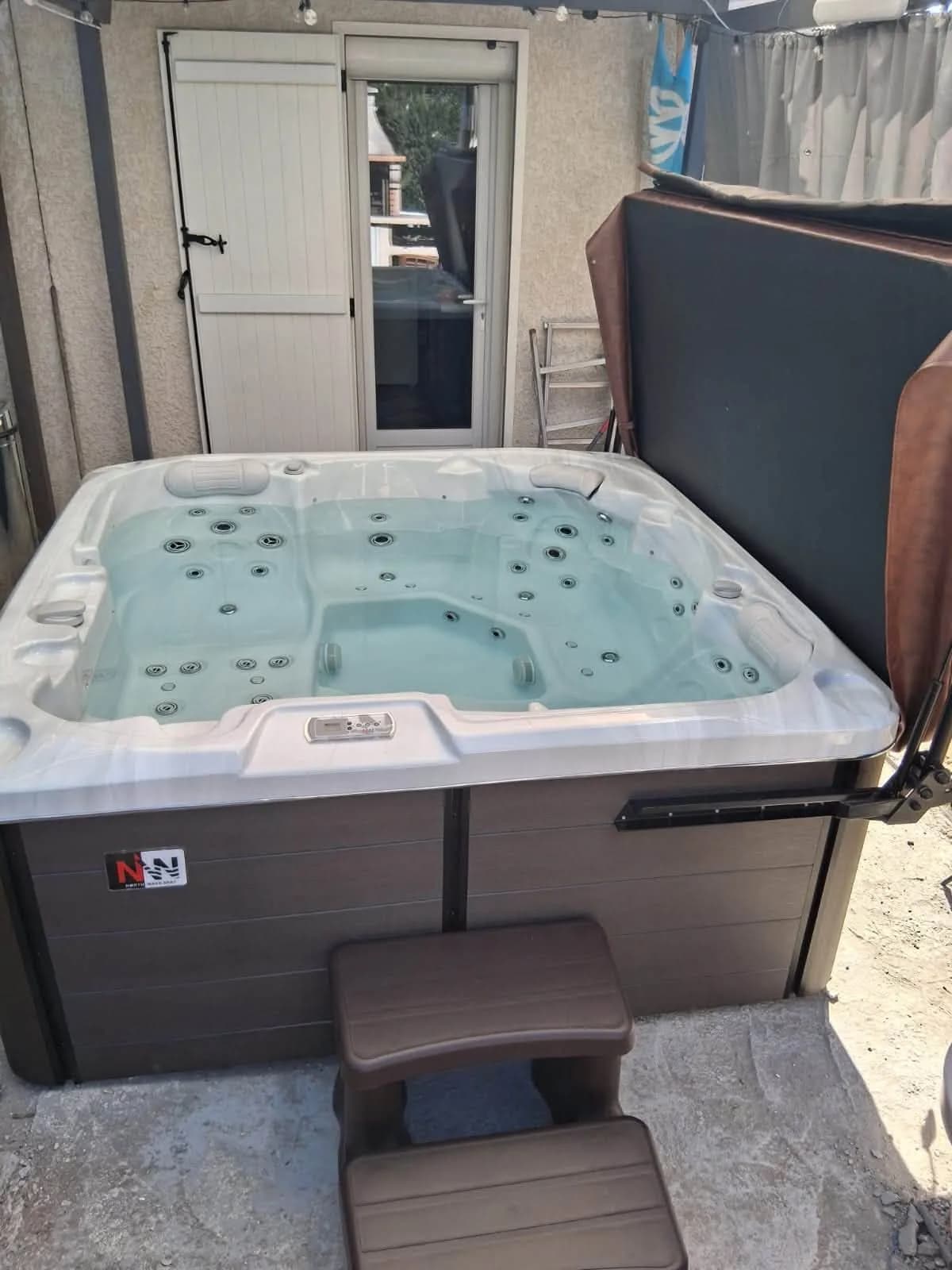 Installation d'un spa Sørrana Plug and Play sous une pergola, autre vue du chantier