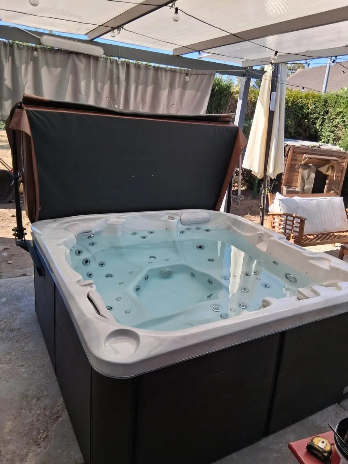 Installation d'un spa Sørrana Plug and Play sous une pergola, autre vue du chantier