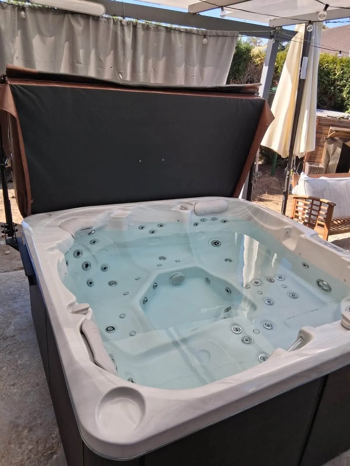 Installation d'un spa Sørrana Plug and Play sous une pergola, autre vue du chantier