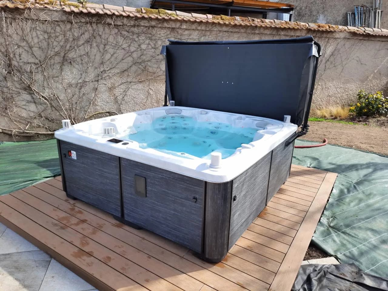 Installation d'un spa Søvik Full option en Meurthe-et-Moselle, sur une plateforme en bois, lève-couverture