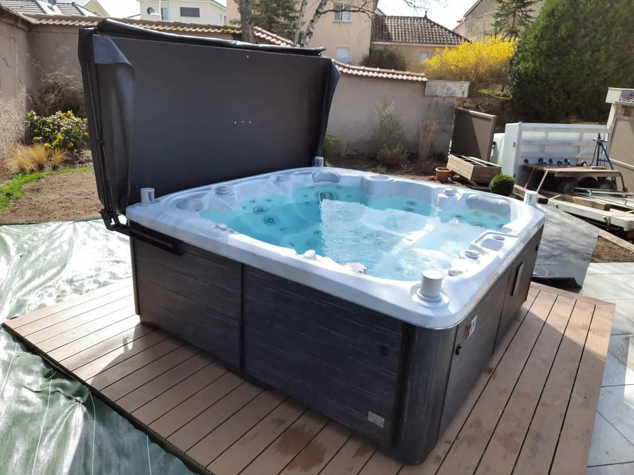 Installation d'un spa Søvik Full option en Meurthe-et-Moselle, autre vue du chantier