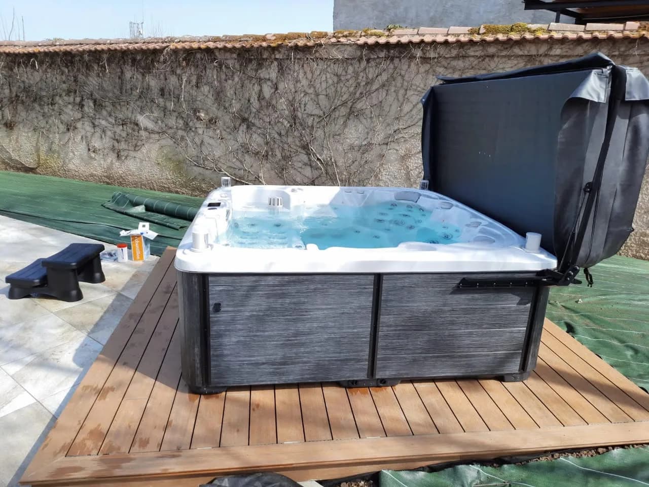 Installation d'un spa Søvik Full option en Meurthe-et-Moselle, autre vue du chantier