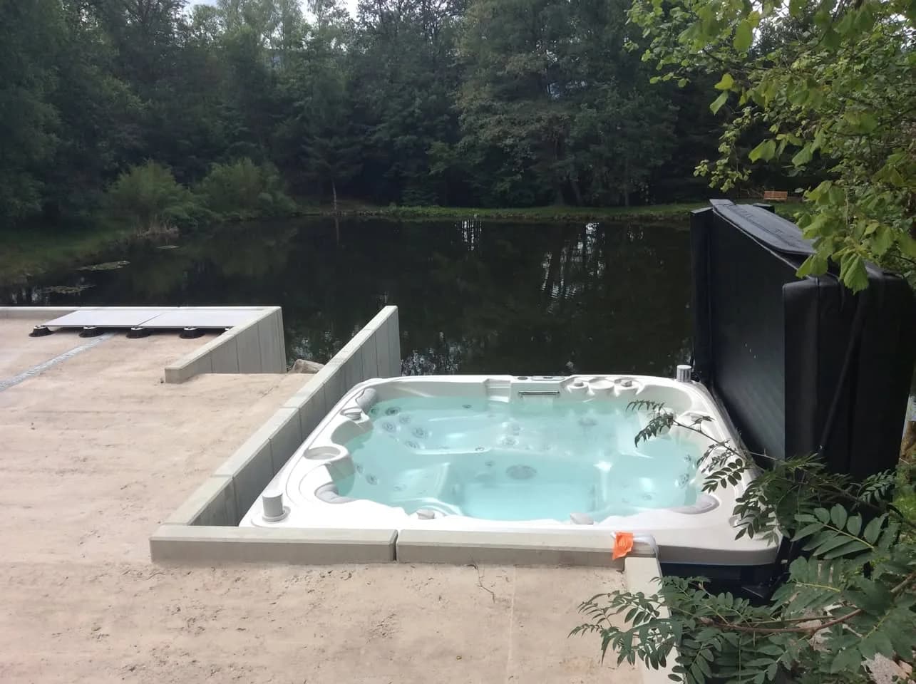 Installation d'un spa Søvik Full option à Le Thillot, autre vue du chantier
