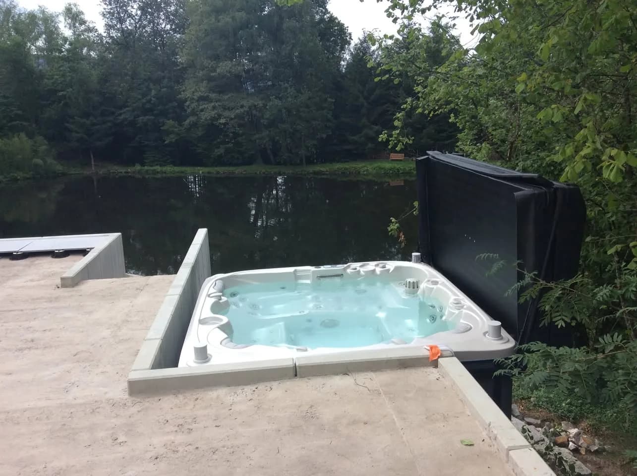 Installation d'un spa Søvik Full option à Le Thillot, autre vue du chantier