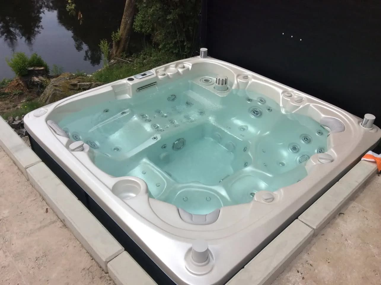 Installation d'un spa Søvik Full option à Le Thillot, autre vue du chantier