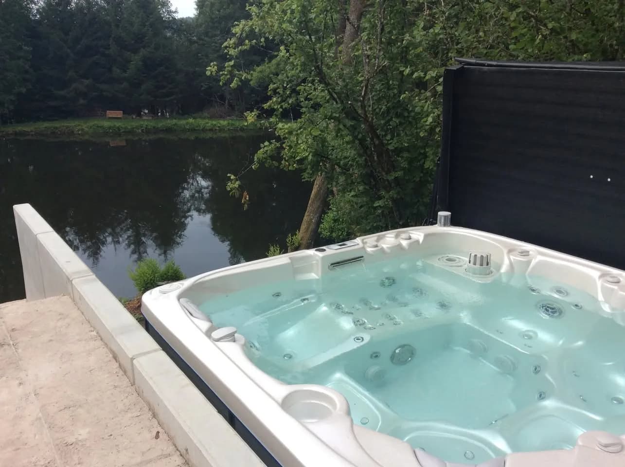 Installation d'un spa Søvik Full option à Le Thillot, autre vue du chantier