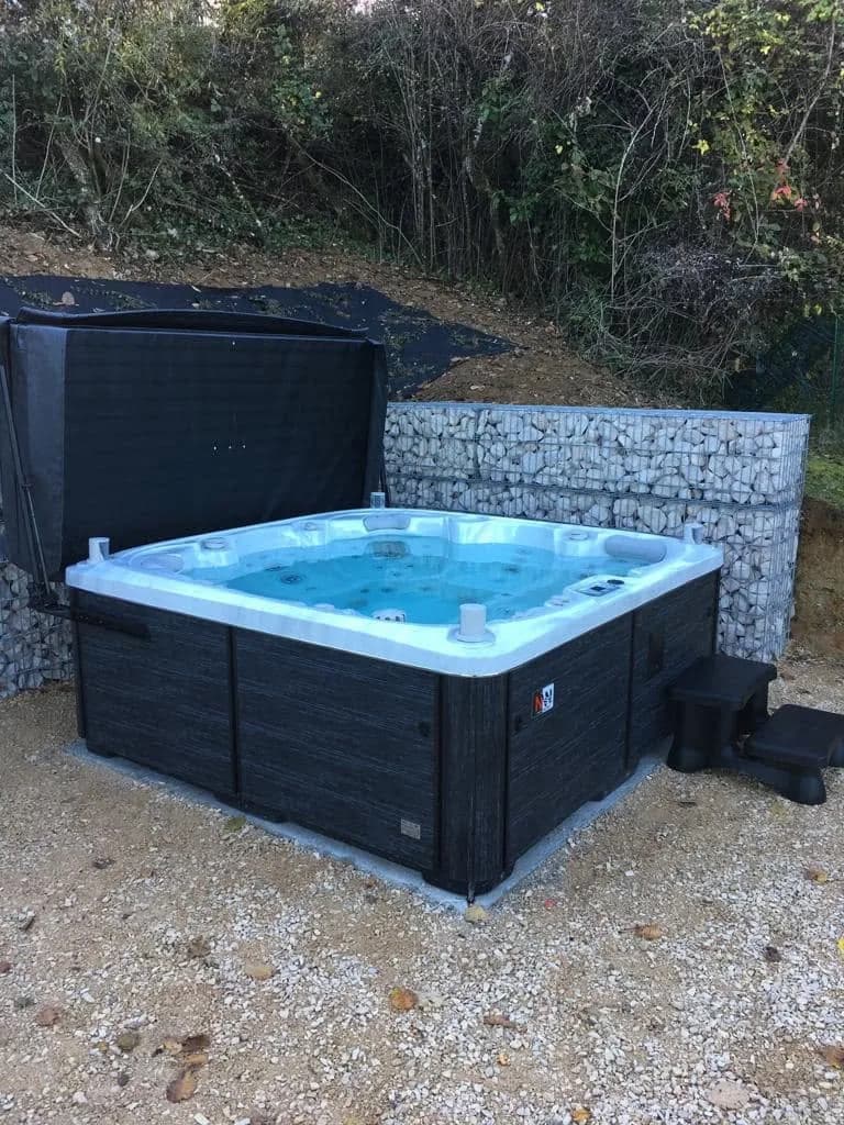 Installation d'un spa Søvik Full option à Magny-lès-Villers, autre vue du chantier