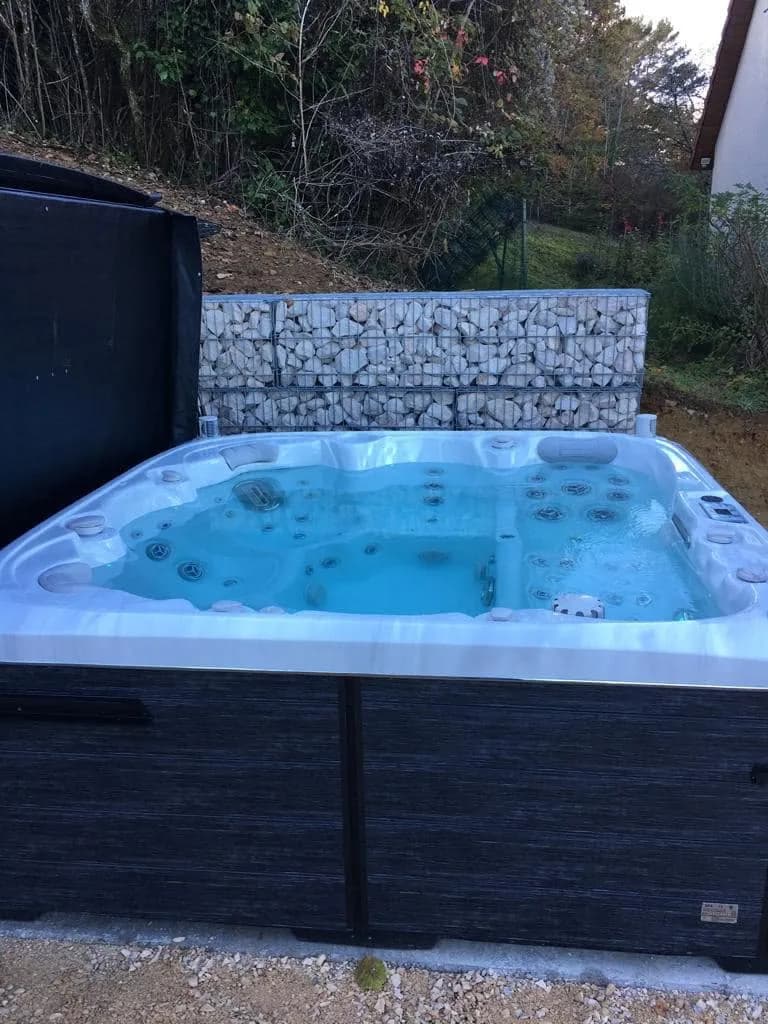 Installation d'un spa Søvik Full option à Magny-lès-Villers, autre vue du chantier