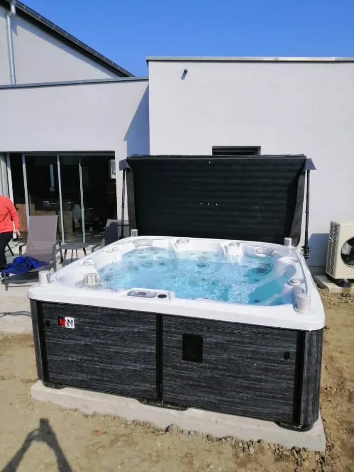 Installation d'un spa Søvik Full option à Niffer, sur une dalle, lève-couverture