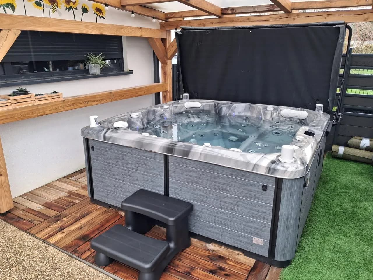 Installation d'un spa Søvik Full option, sous une pergola, sur une terrasse en bois