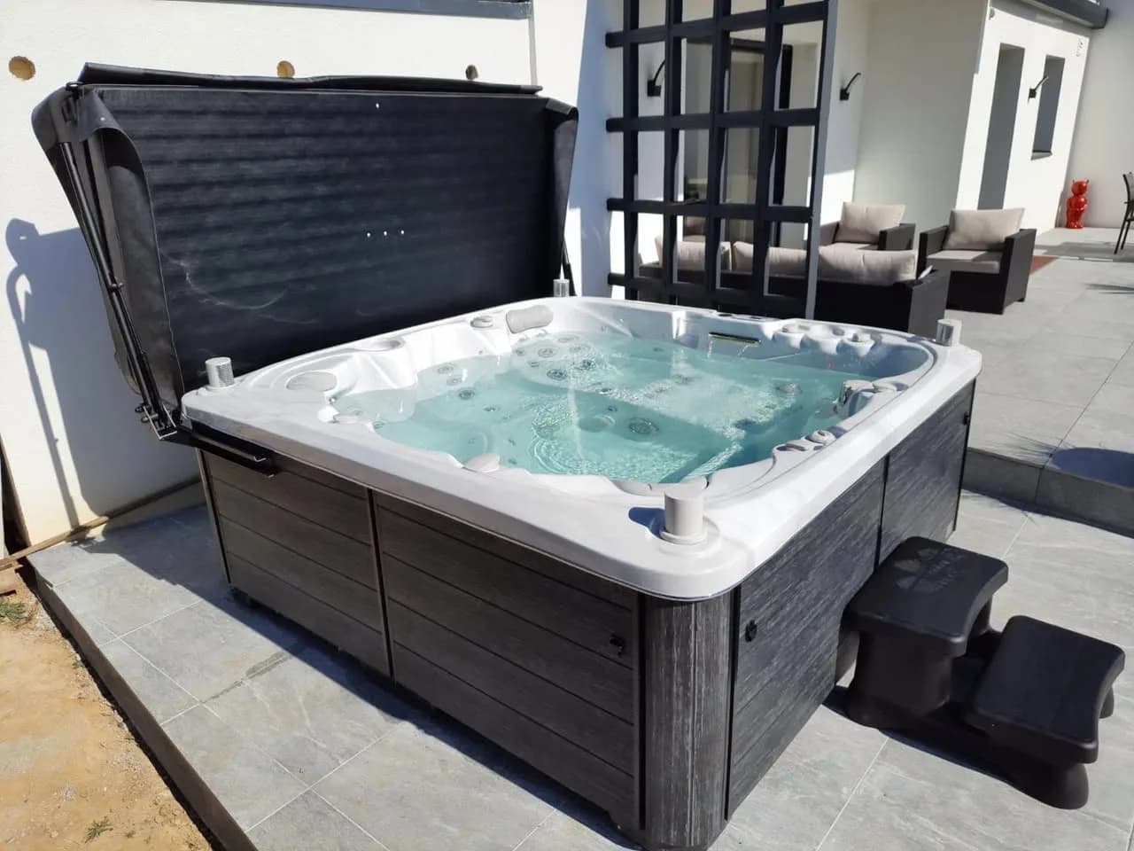 Installation d'un spa Søvik à Kingersheim, sur une terrasse carrelée, lève-couverture