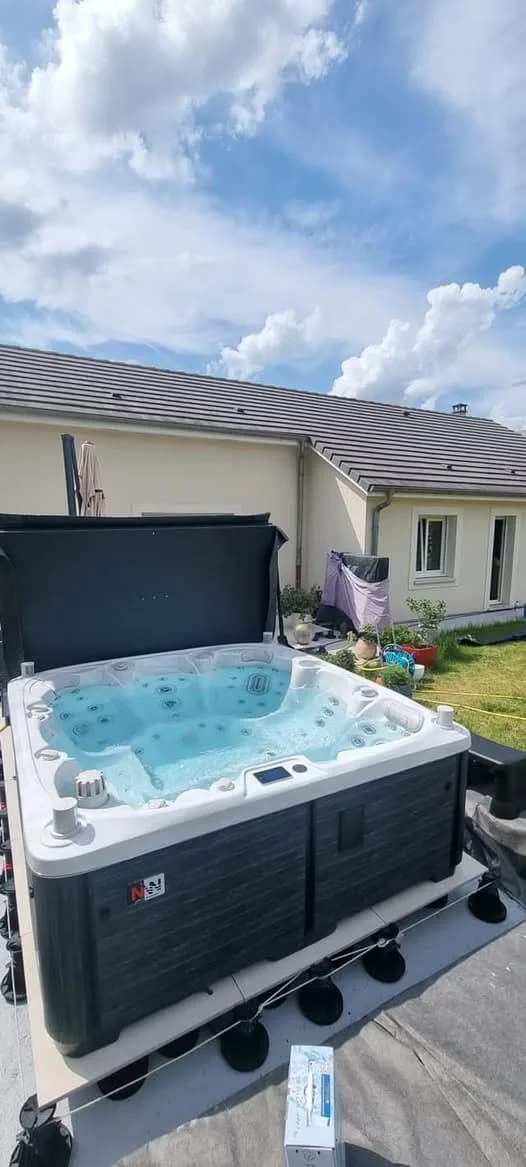 Installation d'un spa Søvik à Monneren, dans un jardin avec vue sur les champs