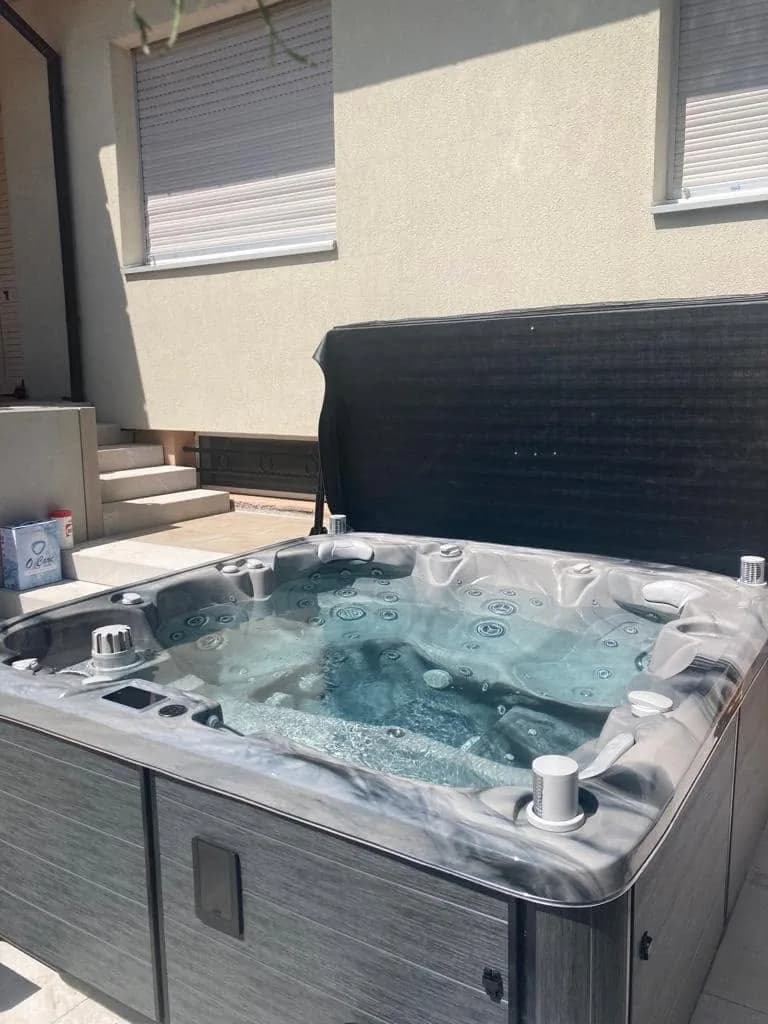 Installation d'un spa Søvik à Wattwiller, sur une terrasse au pied de la maison, cuve Odyssey