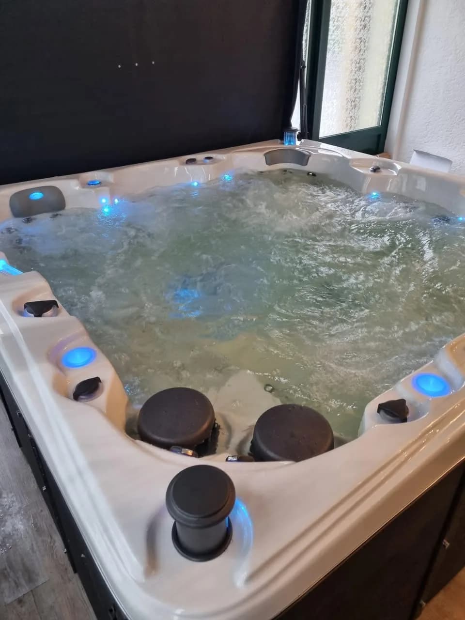 Installation d'un spa Sydney à Coume, cuve mise en eau, éclairage LED