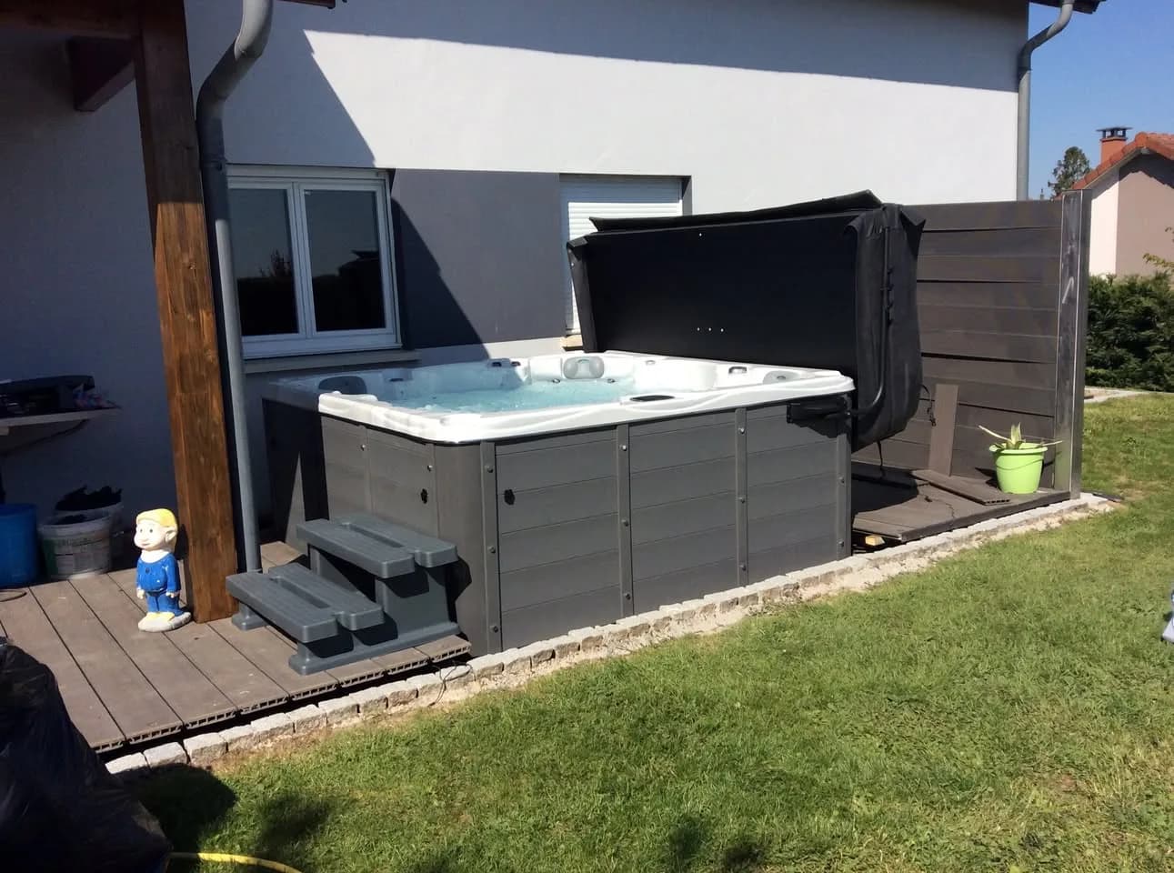 Installation d'un spa Sydney Full option à Avril, contre la maison, avec marchepied