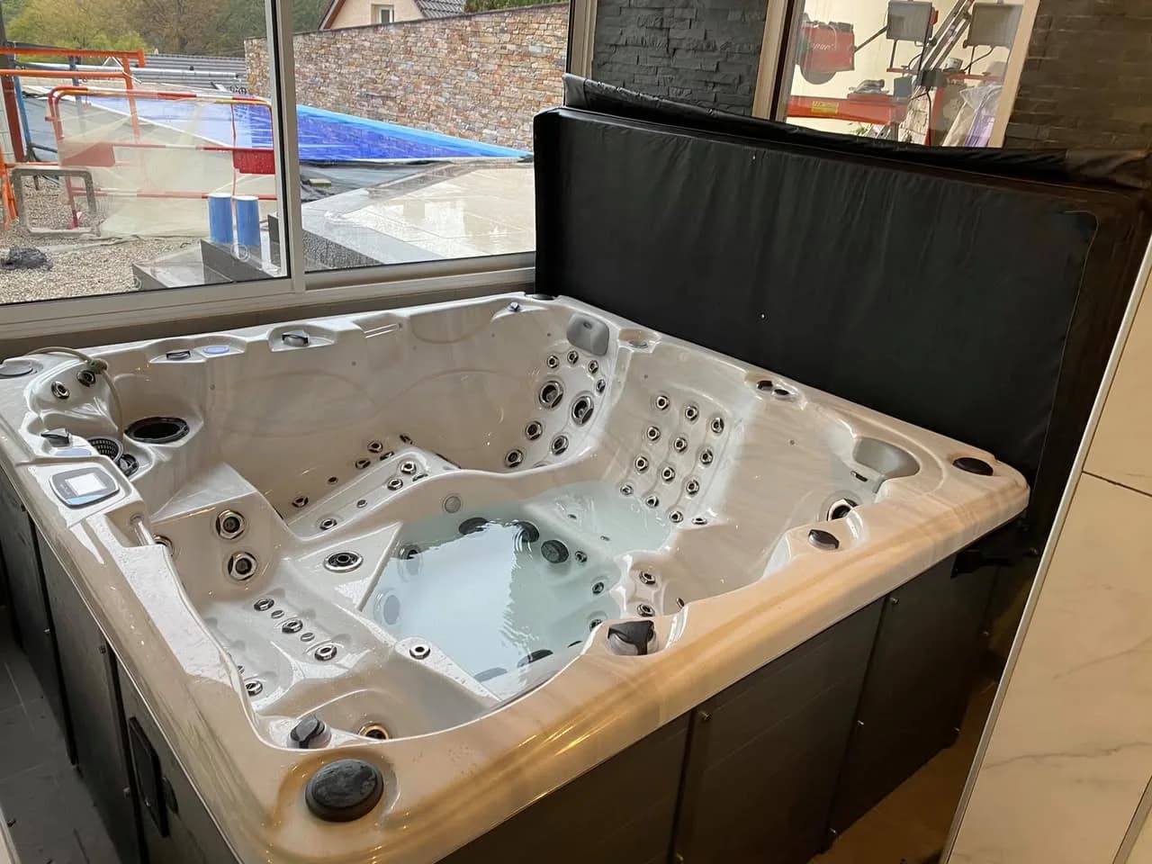 Installation d'un spa Sydney Full option à Baume-les-Dames, autre vue du chantier
