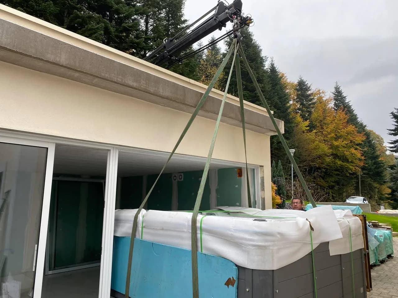 Installation d'un spa Sydney Full option à Baume-les-Dames, autre vue du chantier