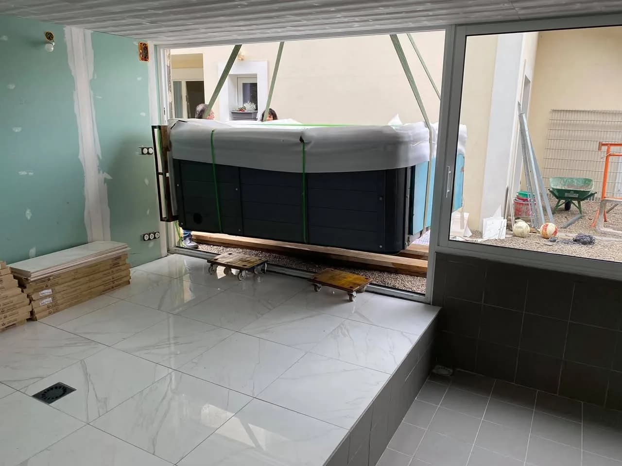Installation d'un spa Sydney Full option à Baume-les-Dames, autre vue du chantier