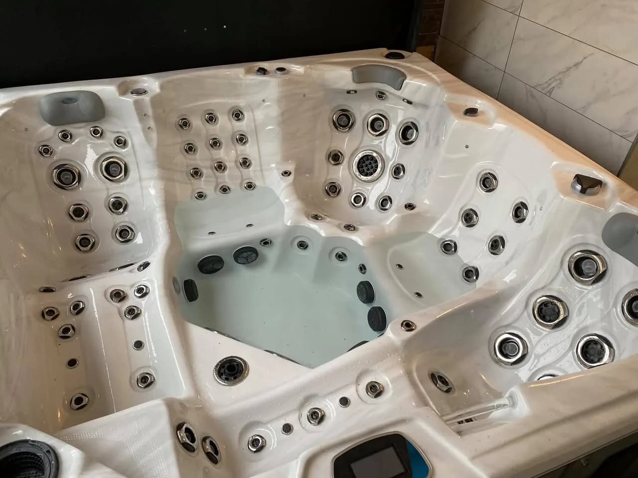 Installation d'un spa Sydney Full option à Baume-les-Dames, autre vue du chantier