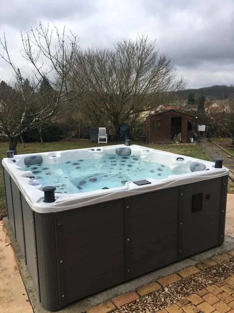 Installation d'un spa Sydney Full option à Chauvigny, dans un jardin