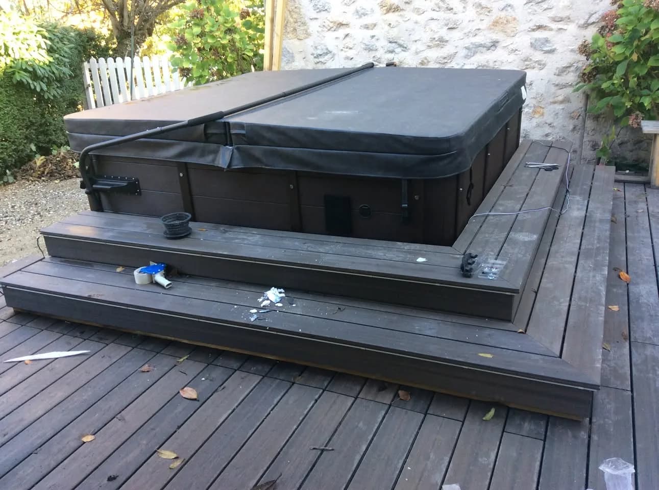 Installation d'un spa Sydney Full option à Clermont-Ferrand, au cœur d'une terrasse en bois à gradins