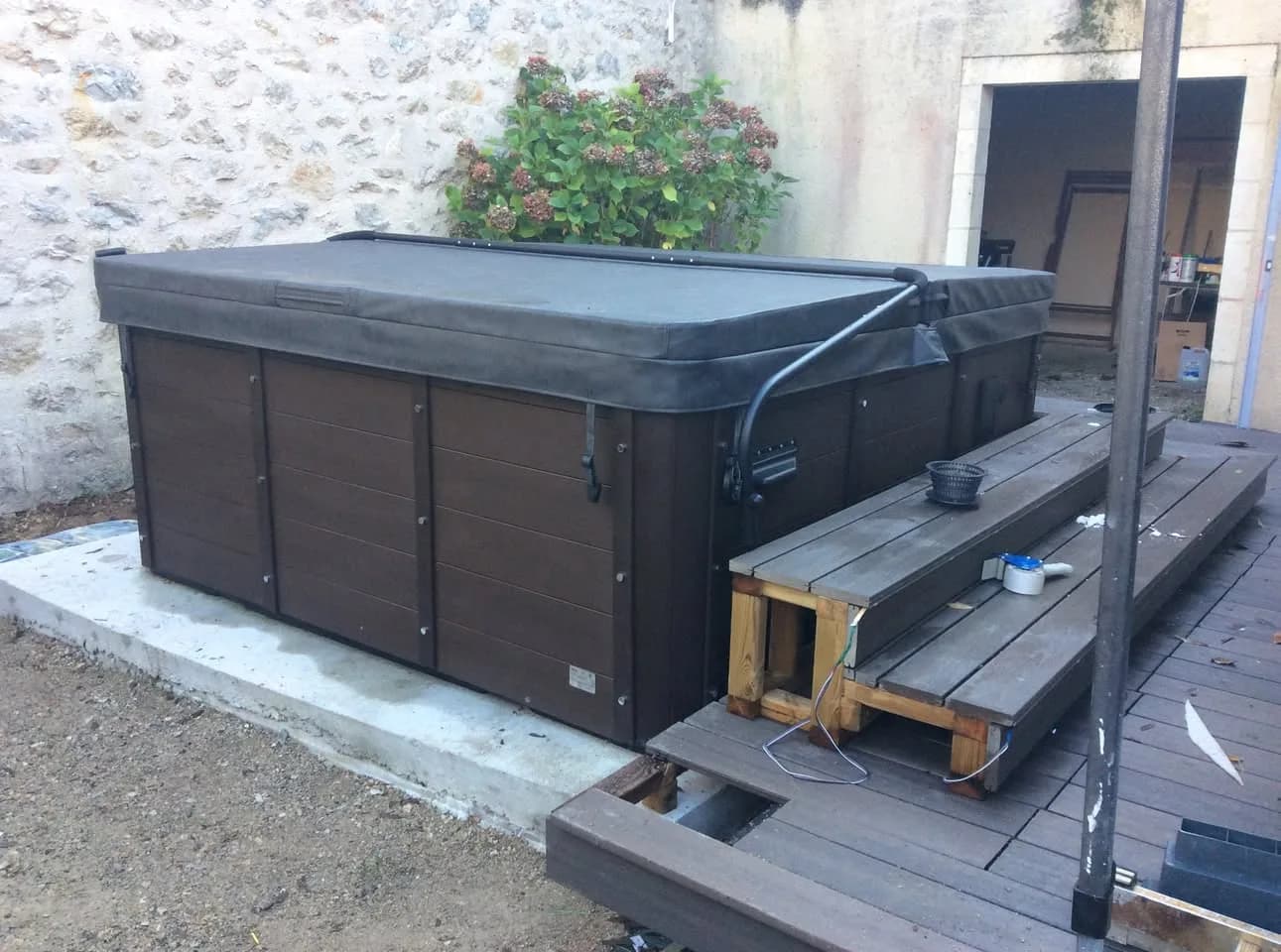 Installation d'un spa Sydney Full option à Clermont-Ferrand, autre vue du chantier