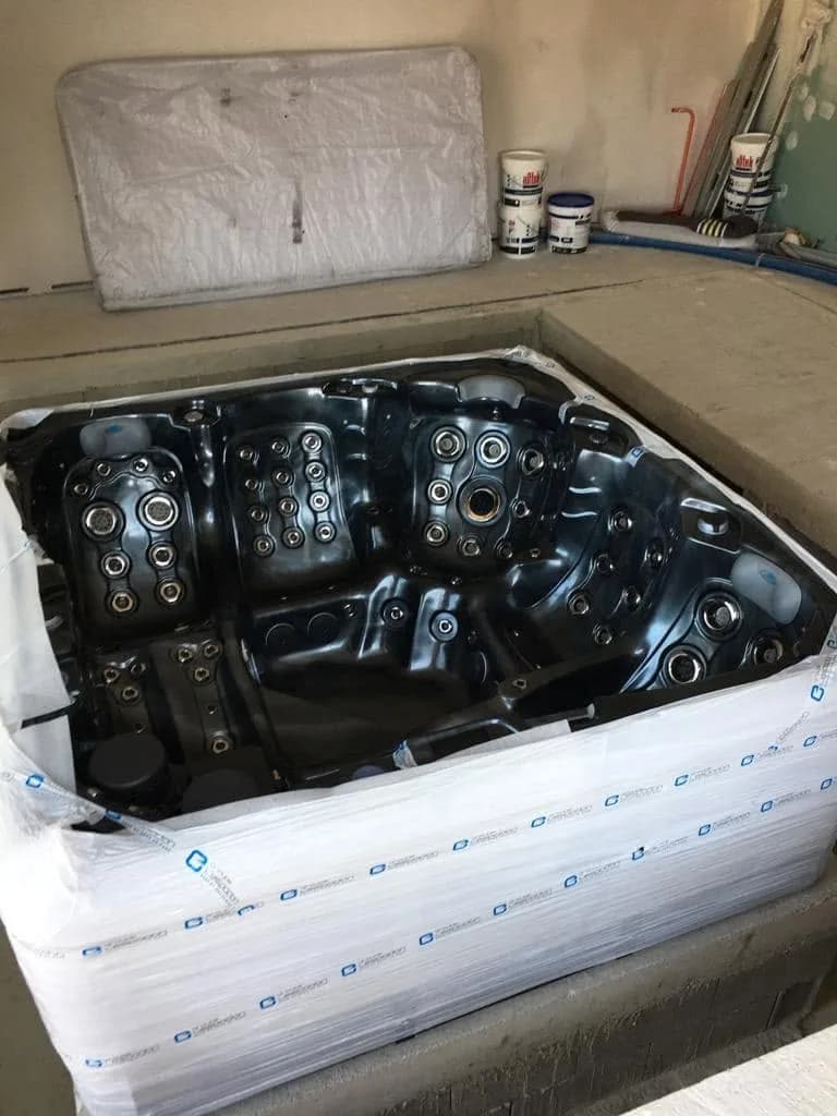 Installation d'un spa Sydney Full option à Courmangoux, encastré dans un coffrage avant la mise en eau