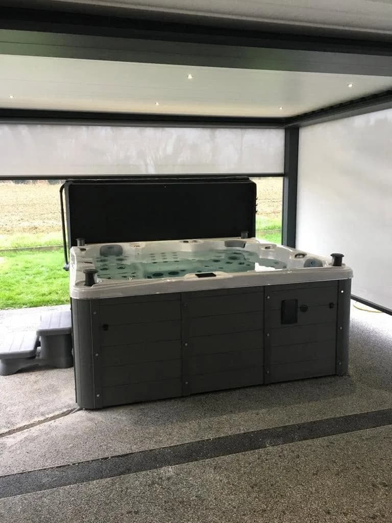 Installation d'un spa Sydney Full option à Criquiers, sous une pergola fermée de stores