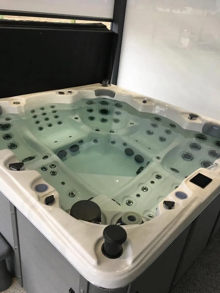Installation d'un spa Sydney Full option à Criquiers, autre vue du chantier