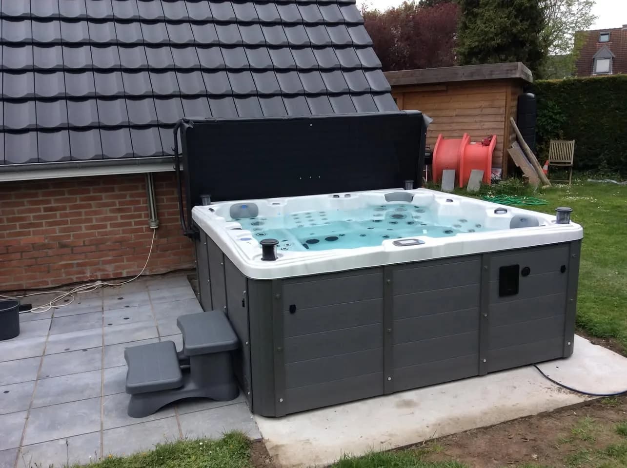 Installation d'un spa Sydney Full option en Belgique, autre vue du chantier