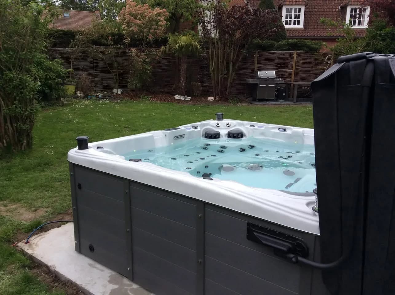 Installation d'un spa Sydney Full option en Belgique, autre vue du chantier