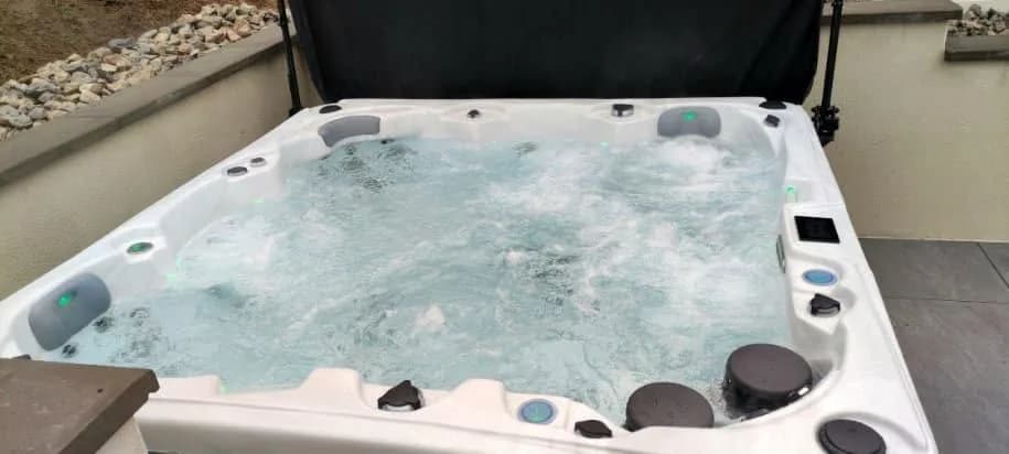 Installation d'un spa Sydney Full option en Haute-Saône, sur une terrasse contre un muret