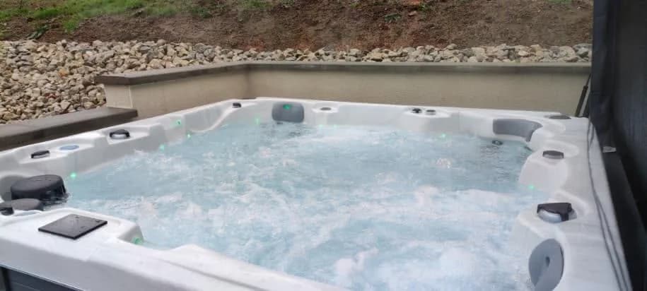 Installation d'un spa Sydney Full option en Haute-Saône, autre vue du chantier