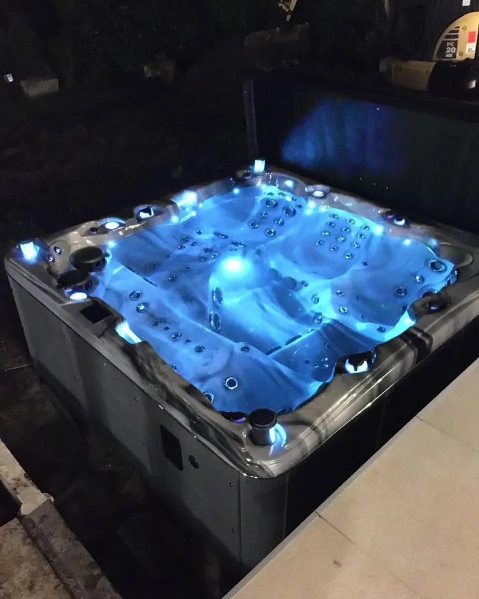 Installation d'un spa Sydney Full option à Espaly-Saint-Marcel, de nuit, éclairage LED