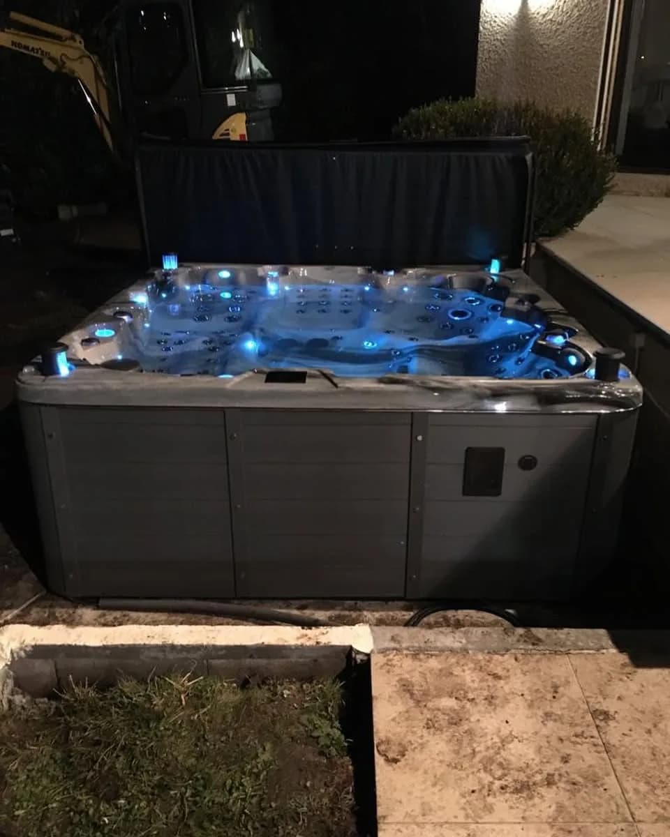 Installation d'un spa Sydney Full option à Espaly-Saint-Marcel, autre vue du chantier