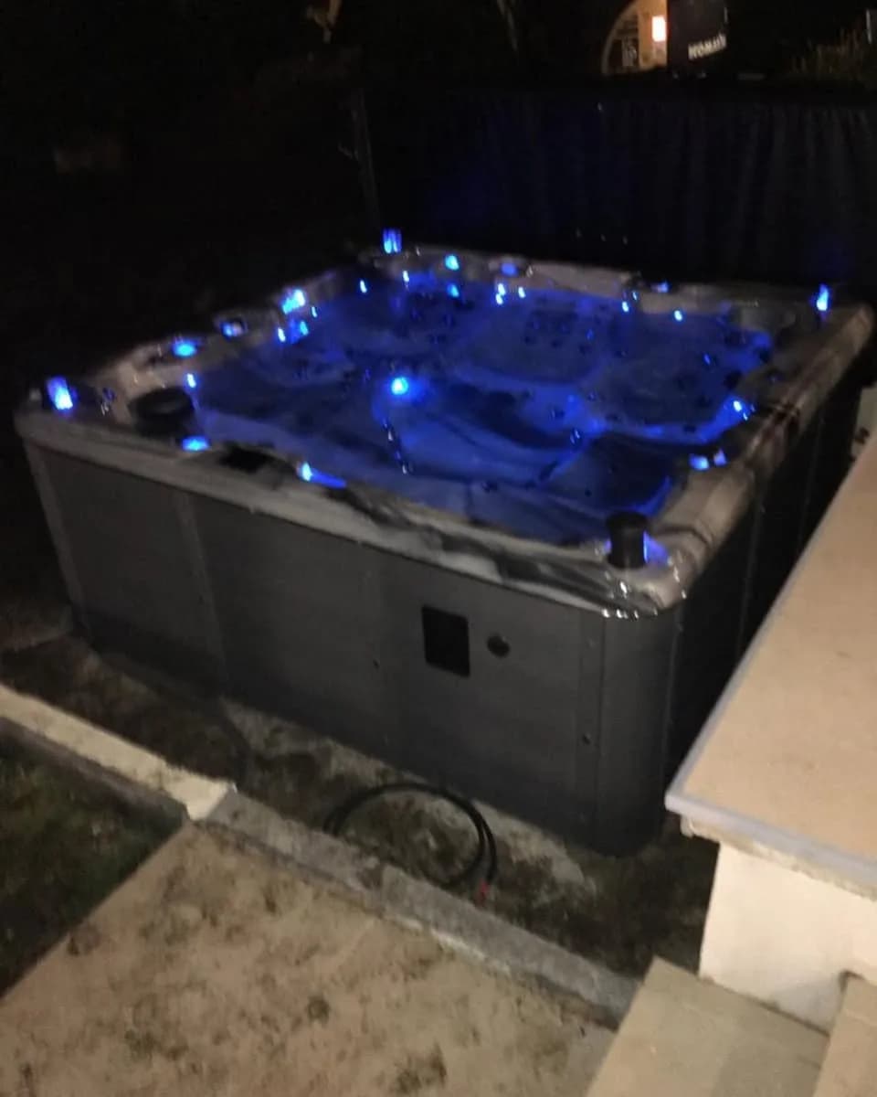 Installation d'un spa Sydney Full option à Espaly-Saint-Marcel, autre vue du chantier