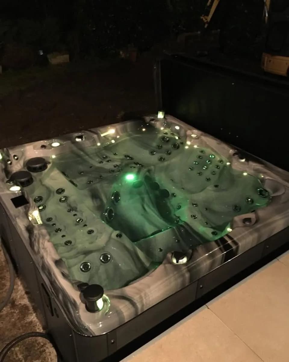 Installation d'un spa Sydney Full option à Espaly-Saint-Marcel, autre vue du chantier