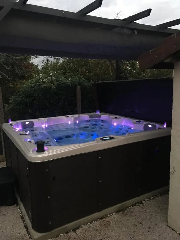 Installation d'un spa Sydney Full option à Gland, autre vue du chantier