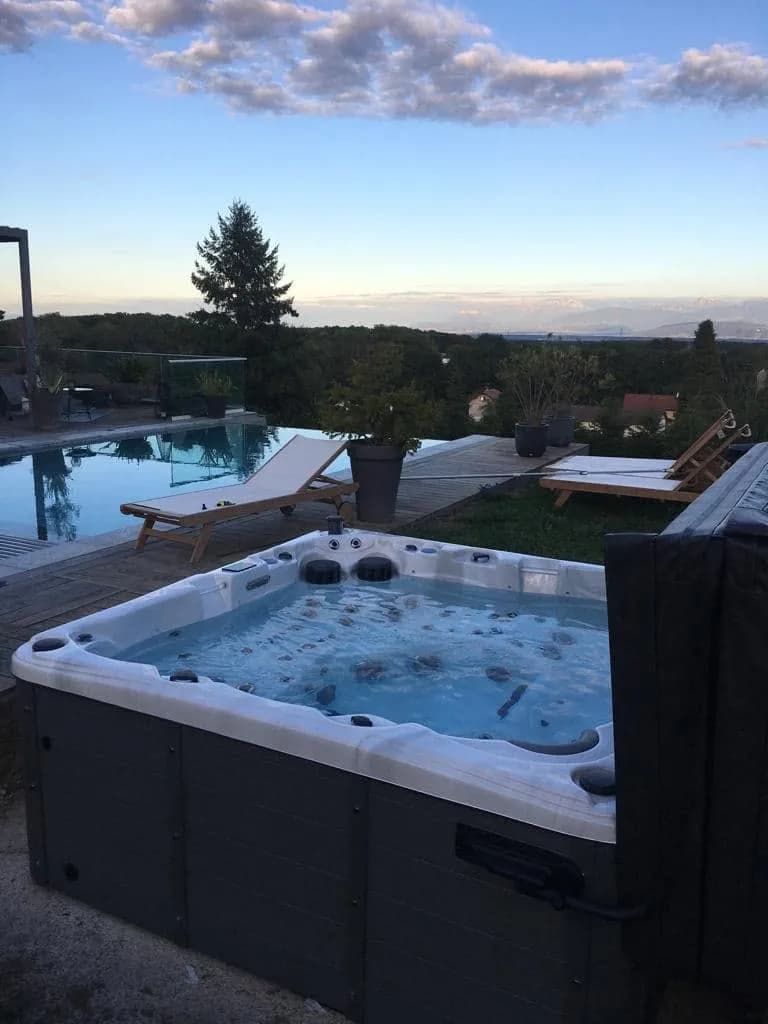 Installation d'un spa Sydney Full option à Grilly, autre vue du chantier