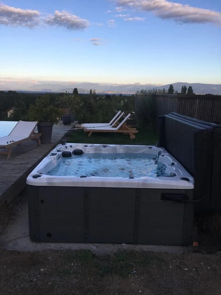 Installation d'un spa Sydney Full option à Grilly, autre vue du chantier