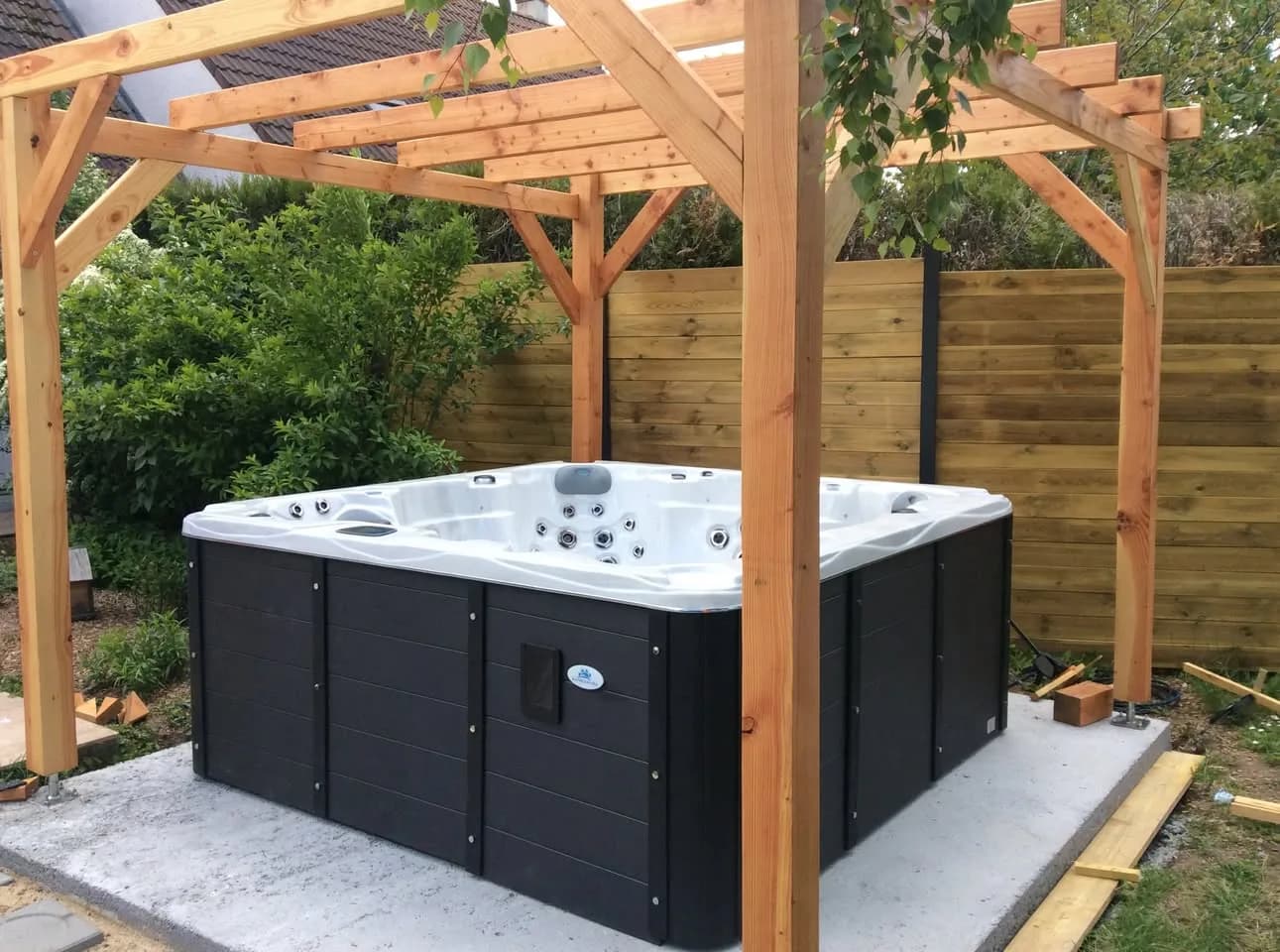Installation d'un spa Sydney Full option à Olivet, autre vue du chantier