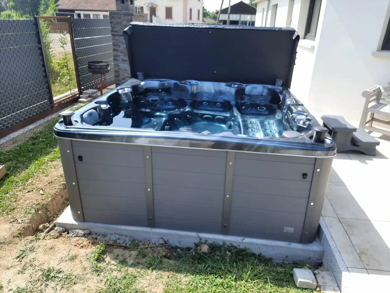 Installation d'un spa Sydney Full option à Spechbach, cuve Midnight Opal sur une dalle