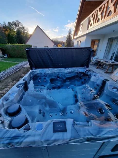 Installation d'un spa Sydney Full option à Steinsoultz, sur une terrasse face à la campagne