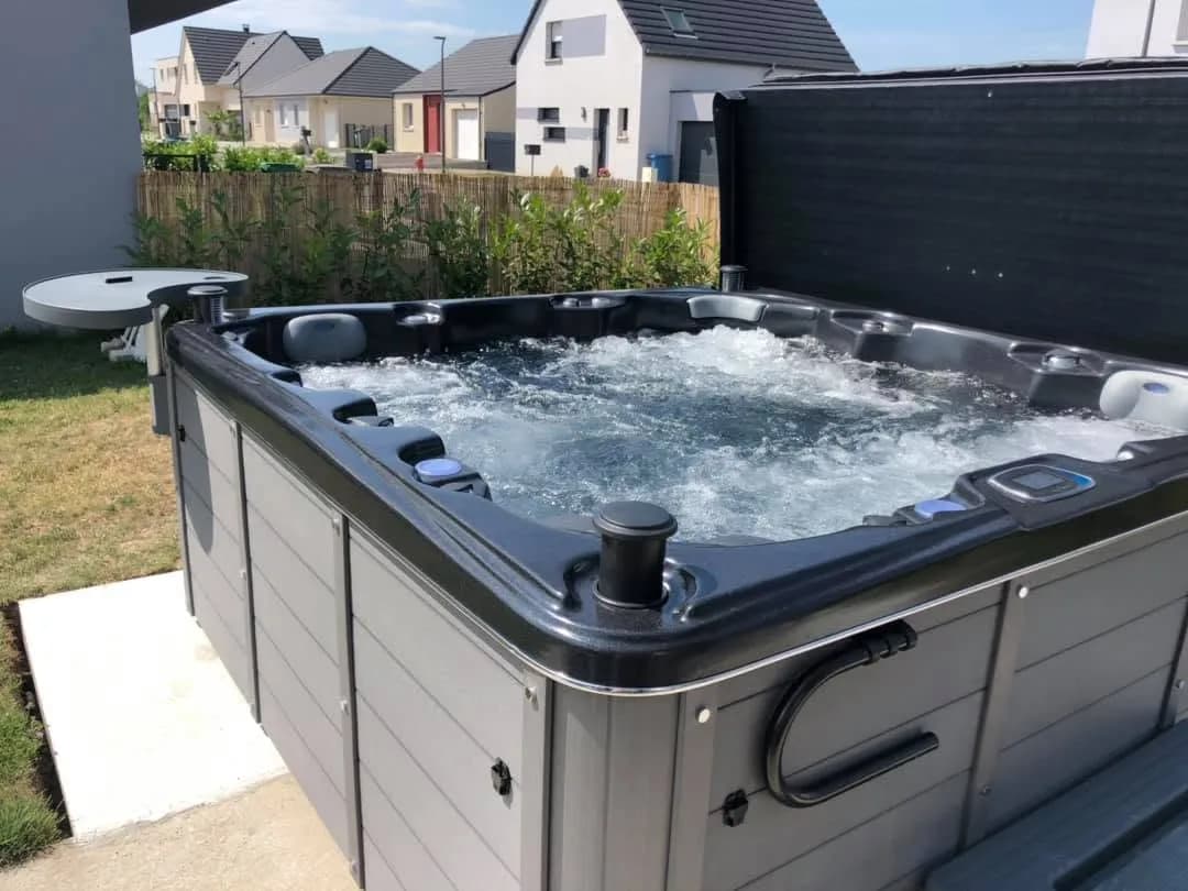 Installation d'un spa Sydney Full option à Wittenheim, sur une dalle au bord du gazon, tablette latérale