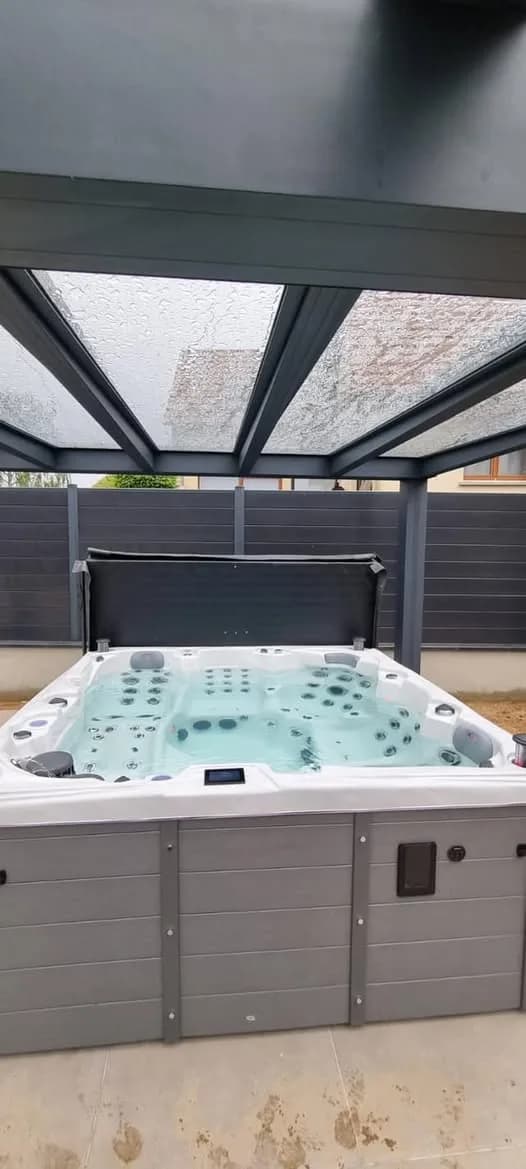 Installation d'un spa Sydney à Truchtersheim, sous une pergola, piscine en arrière-plan