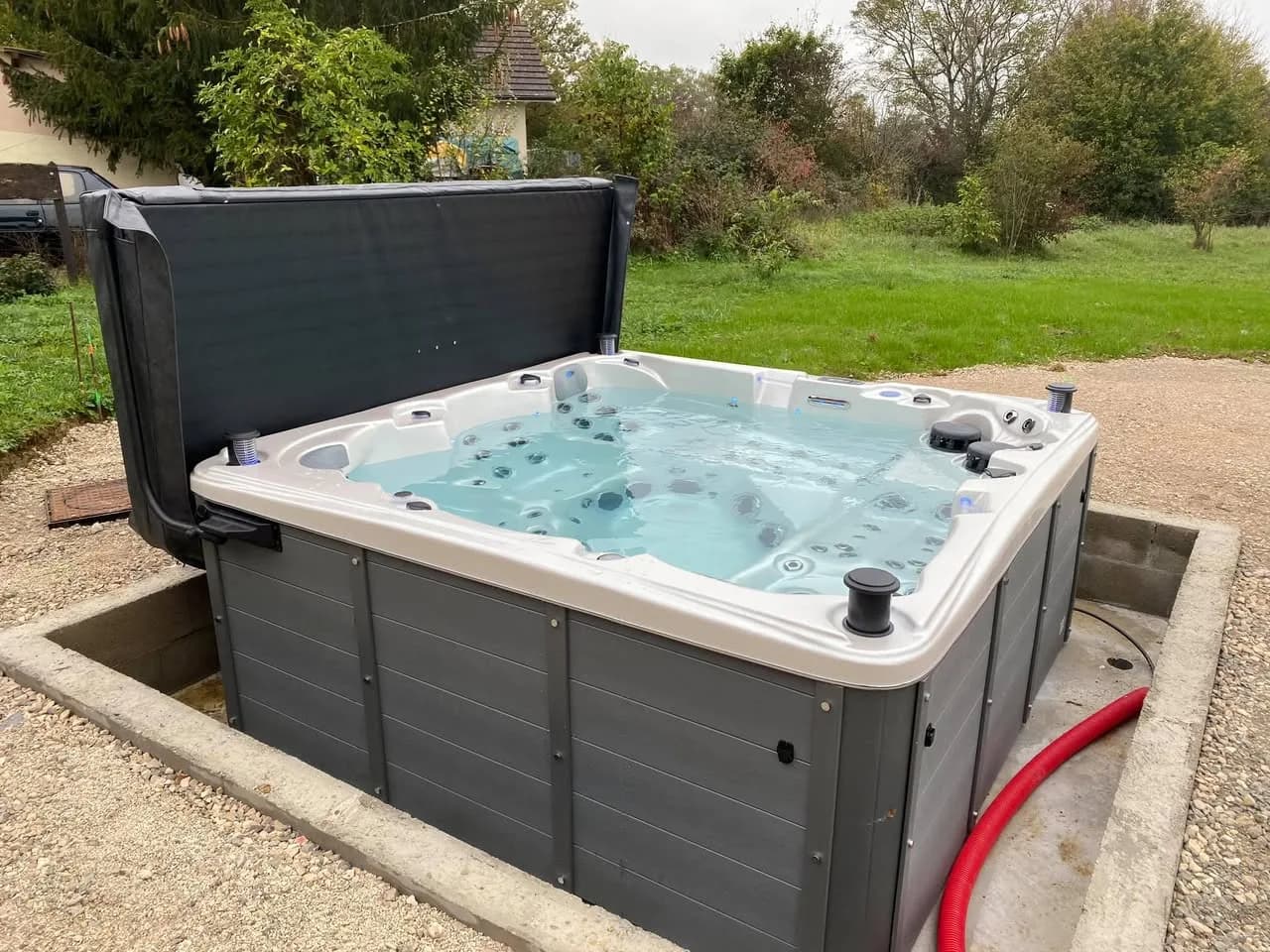 Installation d'un spa Sydney à Vandoncourt, en encastrement, au bord d'un pré