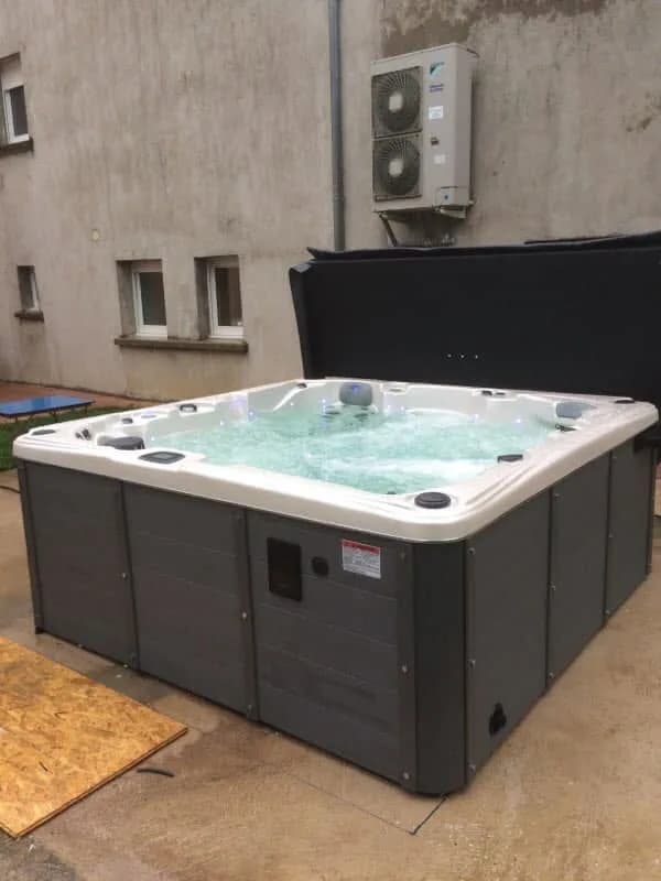 Installation d'un spa Sydney à Vesoul, derrière la maison, avec lève-couverture