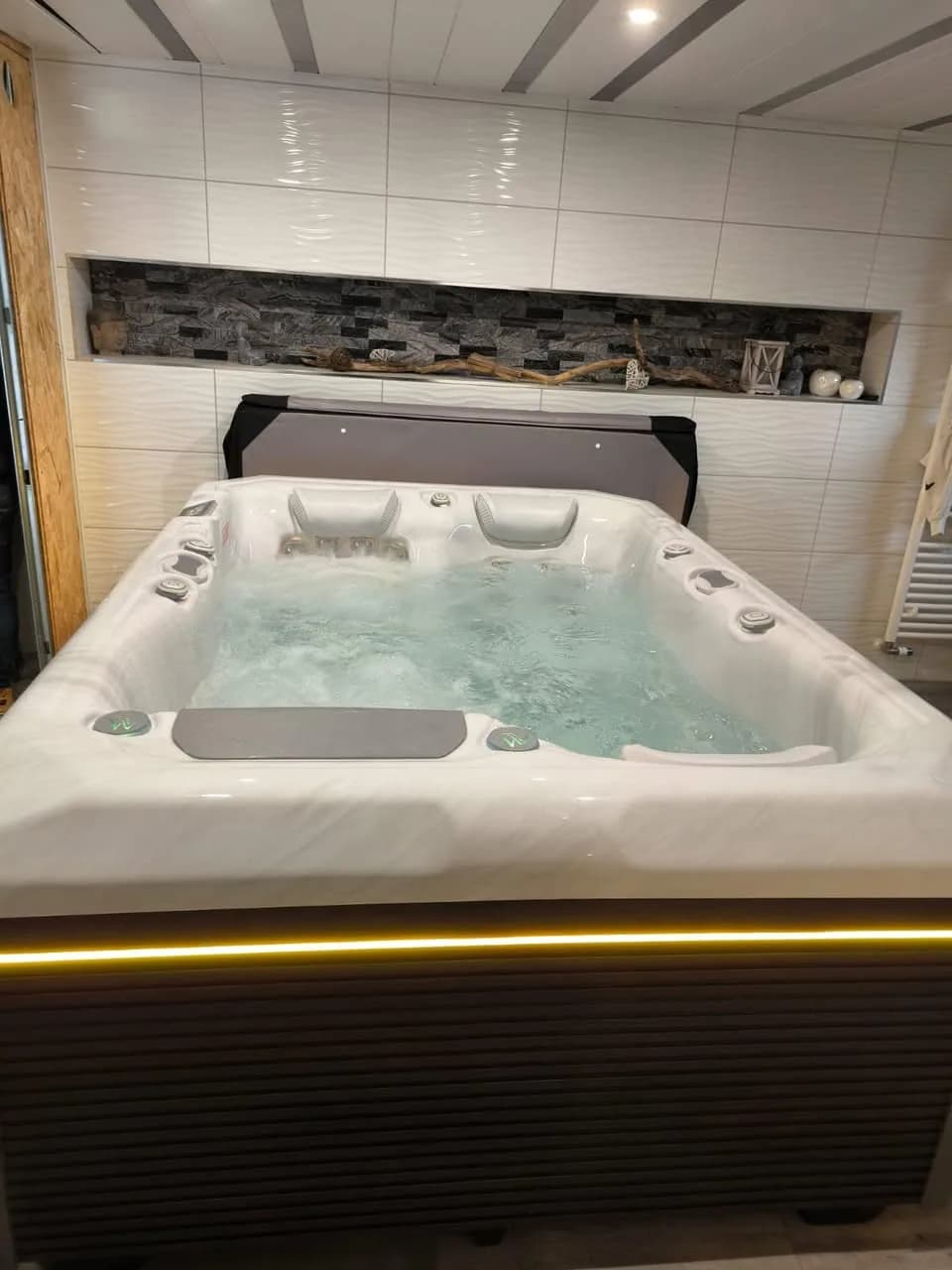Installation d'un spa Teide à Burnhaupt-le-Bas, à l'intérieur, éclairage LED
