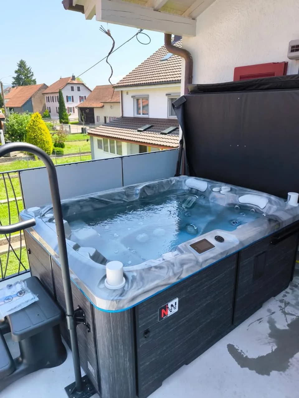 Installation d'un spa Tønsberg à Alle, sur une terrasse en hauteur, barre d'appui
